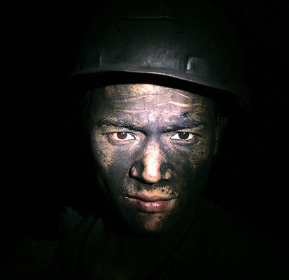 Bir �in i��isi. According to state media, accidents in China's coal mines claimed over 5,000 lives each year, accounting for around 80 percent of the world's total deaths
			